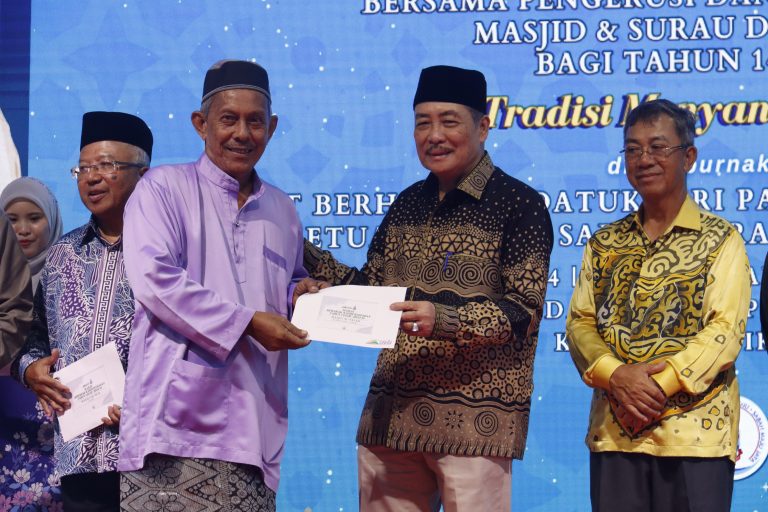 “Chief Minister Contributes to Financial Wellbeing of Tuaran Mosques and Surau”